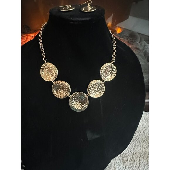 Gold Tone Hammered Disc Necklace & Earrings Set With Chain Link Design - Picture 8 of 12